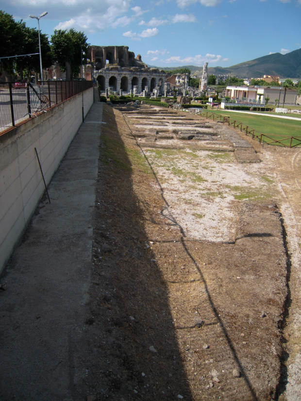 Capua - to jest pozostałość pierwszego amfiteatru, gdzie walczył Spartakus. #Campania #Neapol #Włochy