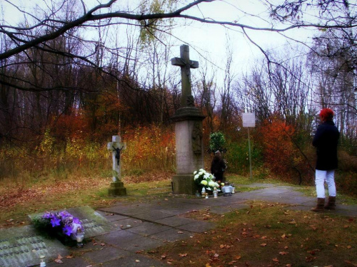 Obiecane fotki z miejsca pamięci zmarłych na cholerę mieszkańców Chełmu Śląskiego i na ich cześć pamięci postawiony krzyż w 1831 r na Smutnej górze..