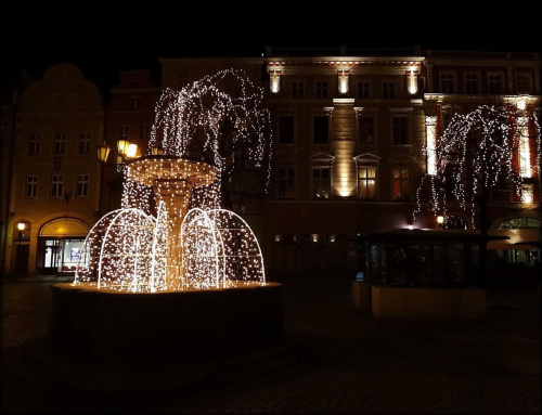 Świdnica. Rynek w świątecznej iluminacji - jedna z czterech narożnych fontann, fragment pierzei południowej #DolnyŚląsk #zabytki #Świdnica #Schweidnitz #rynek #starówka #święta