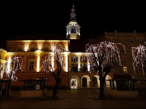 Świdnica. Rynek w świątecznej iluminacji - blok śródrynkowy z Ratuszem (fasada południowa) #DolnyŚląsk #rynek #Schweidnitz #starówka #Świdnica #święta #zabytki