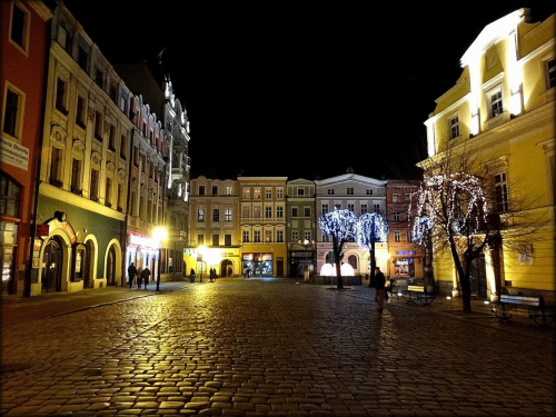 Świdnica. Rynek w świątecznej iluminacji - fragmenty pierzei zachodniej i północnej, fragment budynku Ratusza (zachodnia fasada bloku śródrynkowego) #DolnyŚląsk #rynek #Schweidnitz #starówka #Świdnica #zabytki #święta