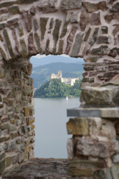 Czorsztyn%2C+zamek+w+Pieninach+nad+Dunajcem. #Czorsztyn