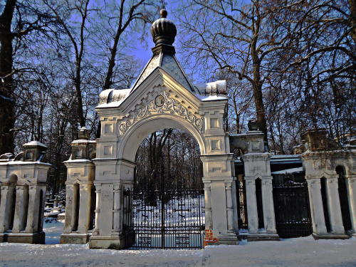Brama cmentarza przy ulicy Lipowej.