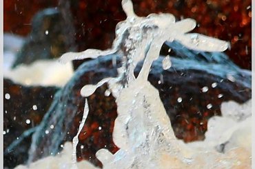 Fale rozbijając się o kamienie przybierają różne kształty ... przetańczyć całą noc :) #Kołobrzeg #plaża #karnawał #taniec #kamienie #fala