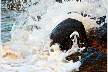 Fale rozbijając się o kamienie przybierają różne kształty ... chyba ma za duży ... kapelusz :) #Kołobrzeg #plaża #karnawał #taniec #kamienie #fala
