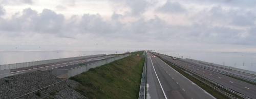 grobla 32 km - scieżka rowerowa i autostrada, rózne poziomy morza po obu stronach grobli