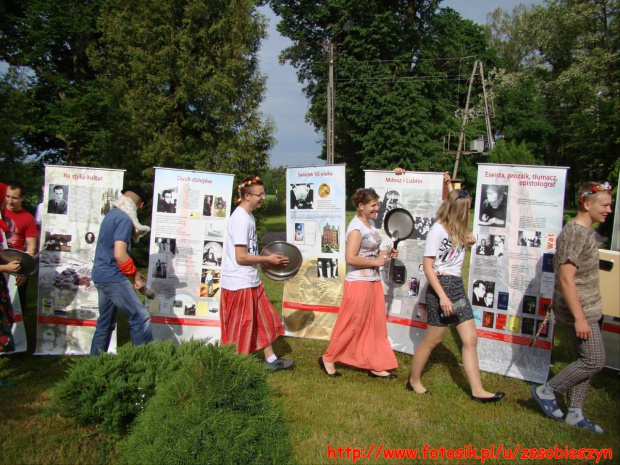 Głośno o Miłoszu- to kolejny projekt międzyprzedmiotowy pozwalający na korelacje treści wiedzy o kulturze, historii i języka polskiego. Inspiracją do jego powstania była wystawa "Miłosz: miejca, ludzie, wiersze" udostępniona