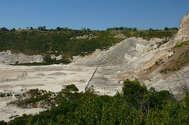 Podobno Solfatara stanowiła inspirację do opisu Piekła w Raju Utraconym #Campania #Neapol #Włochy