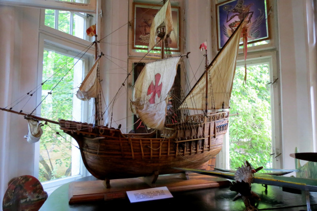 " Santa Maria " - statek którym pływał Krzysztof Kolumb. To jest mała replika, duża znajduje się w ogrodzie Muzeum.