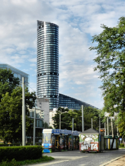 Wrocław - SKY TOWER - między ul. Powstańców Śląskich, Wielką, Gwiaździstą, Szczęśliwą - najwyższy budynek w Polsce w kategoriach wysokość do dachu oraz wysokość do najwyżej położonego piętra. Kompleks mieszkalny, biurowy, handlowo-usługowy i rekreacyjny
