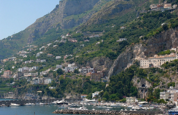 Amalfi - miasteczko wciśnięte między góry a morze #Campania #Neapol #Włochy #WybrzeżeAmalfii