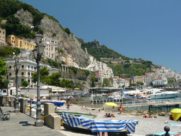 Amalfi - widok od strony portu #Campania #Neapol #Włochy #WybrzeżeAmalfii