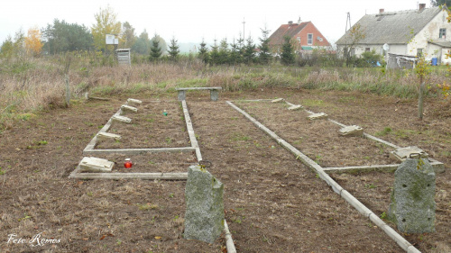 Borki - Cmentarz wojenny - Jest miejscem spoczynku 36 żołnierzy armii niemieckiej, w tym 14 o nieznanej tożsamości #Borki