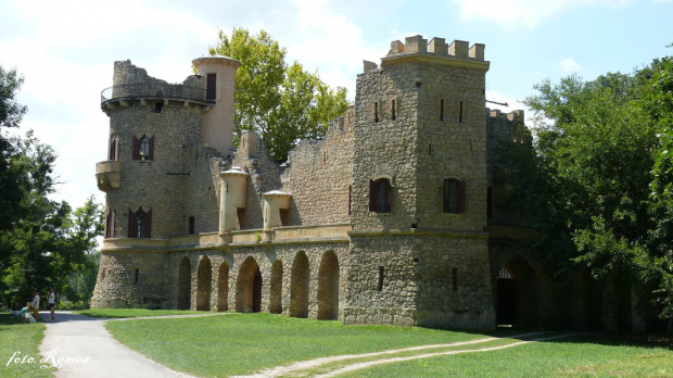 Janohrad - sztuczne ruiny zamku znajdujące się w obszarze Lednice - Valtice #Czechy #Janohrad