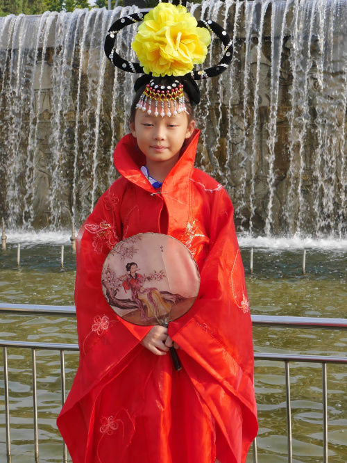 Stare tradycyjne stroje - tu przy zespole fontann w Xi'an