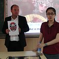 Malowanie chińskich masek i występ w liceum w Szanghaju.