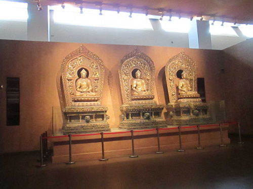 Przywitał nas deszcz. Zwiedzamy muzeum mieszczące się w olbrzymim budynku i kolejną świątynię buddyjską
