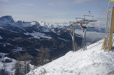 Jesteśmy na gartnerkofel, widok na krzesło Gartnerkofel i panoramę gór #Alpy #Austria #Narty #Nassfeld