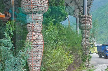 Kolumny z kamieni - w drodze do Wąwozu Skaczącego Tygrysa #Chiny