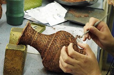 Tak się robi cloisonne- najpierw przykleja kształtki #Chiny