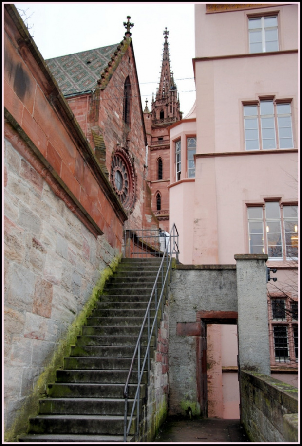 widoczne kolo fortuny,a schody prowadza w dol do Renu. #architektura