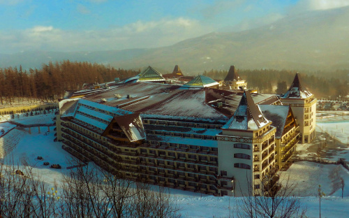 Karpacz - Hotel Gołębiewski położony jest 3 km od miasta Karpacz i 1,5 km od Świątyni Wang. Zimą hotel zapewnia bezpłatny transfer do obszaru narciarskiego Śnieżka, oddalonego o zaledwie 1,5 km.