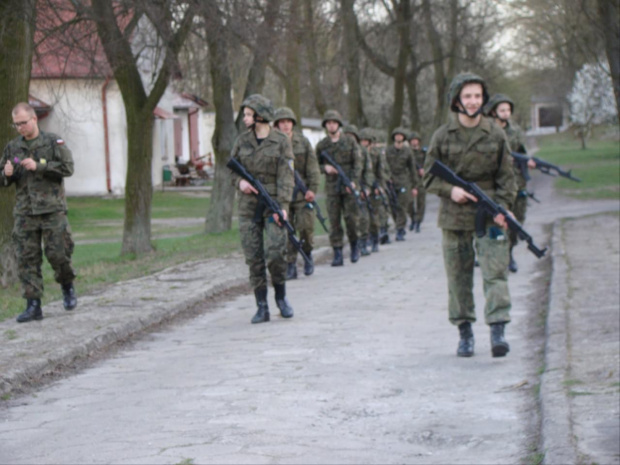 Gimnazjum na manewrach u nas zagościło
Trzydziestu "dzieciaków" fajnie się bawiło #Sobieszyn