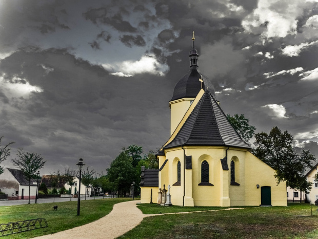 W tym Kościółku, w miejscowości Schleife, mieści się dzieło Dorothei von Philipsborn, drewniana rzeźba Chrystusa na Krzyżu z 1948 roku.